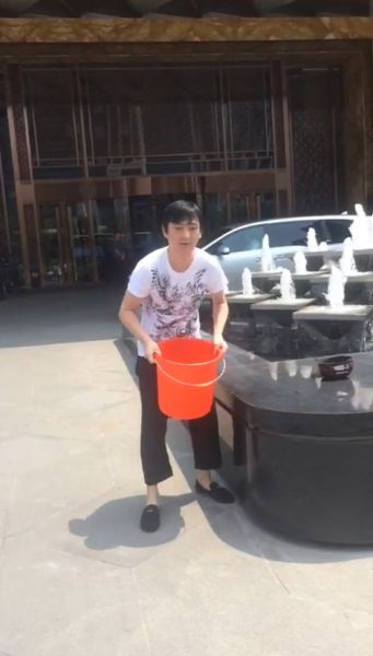 王思聰在進行冰桶挑戰(zhàn)。