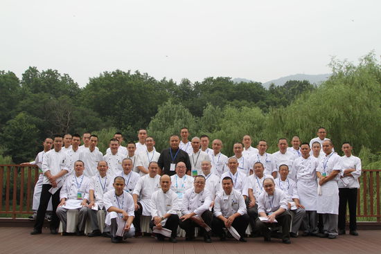 幾十位光頭廚師的大合照。 花惠生 供圖