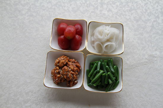 四調(diào)味：圣女果、蓮藕、核桃仁、小黃瓜。 花惠生 供圖