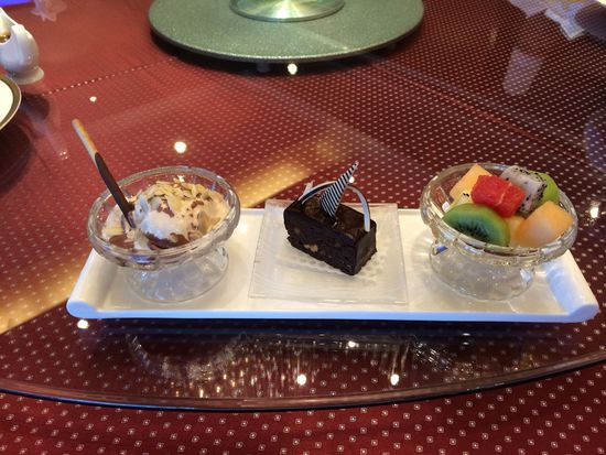 西點(diǎn)水果拼盤、巧克力布朗尼、冰淇淋。 花惠生