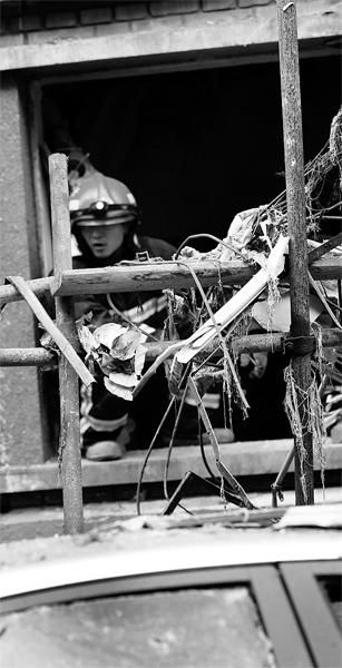 北京一小區(qū)居民樓今晨爆燃 8人受傷1人死亡(圖) 北京一小區(qū)居民樓今晨爆燃 8人受傷1人死亡(圖)