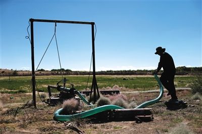 　布日古德起動水泵，等了幾分鐘才有水上來，沒抽一會兒就沒水了，等一陣子才能繼續(xù)抽。