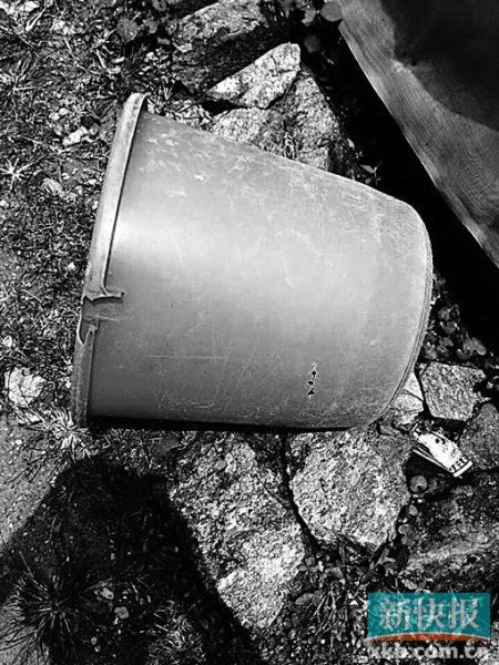 　　事發(fā)現(xiàn)場發(fā)現(xiàn)的彈孔。