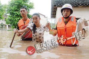 長(zhǎng)壽區(qū)，消防官兵搜救被困群眾。