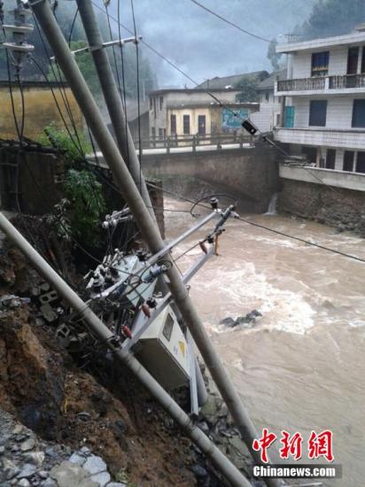 9日以來，陜西省鎮(zhèn)巴縣持續(xù)出現(xiàn)強(qiáng)秋淋天氣，21鎮(zhèn)不同程度受災(zāi)，電力、交通、移動通訊一度中斷。