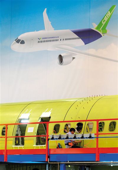 昨日，中國商飛總裝制造中心技術(shù)人員對接C919首架機的機體。新華社記者 丁汀 攝
