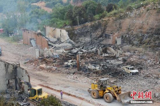 9月23日上午，花炮廠清理工作正在進行，山谷內(nèi)的廠房已被爆炸夷為平地。中新社發(fā) 楊華峰 攝