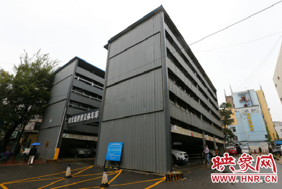 目前，市區(qū)內(nèi)的停車場數(shù)量還不能滿足廣大市民的需求。