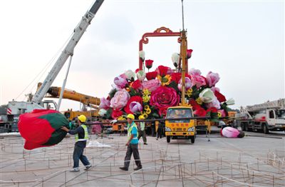 吊裝現(xiàn)場。昨晚，天安門立體主花壇“祝福祖國”完工，今天起供游人參觀。
