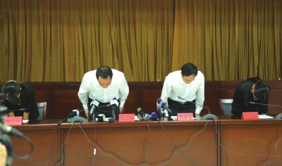 昆明通報明通小學踩踏事故原因，官員鞠躬致歉。圖/東方IC