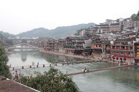 鳳凰古城以被吐槽七次高居最想吐槽榜榜首，而這七次吐槽全部來(lái)自在鳳凰古城隨機(jī)采訪的10名游客中。