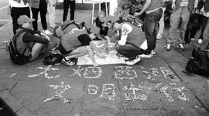 　志愿者用撿來的煙頭，拼起了“無煙西湖”圖案 通訊員供圖