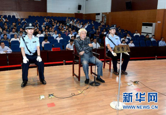 9月29日，方廣云在庭審現(xiàn)場。當(dāng)日，“合肥房叔”腐敗窩案核心人物方廣云在安徽省廬江縣出庭受審。 新華社記者 郭晨 攝