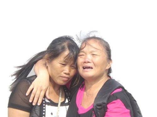 見到救命恩人魏冬桂（左），沈愛蘭十分激動