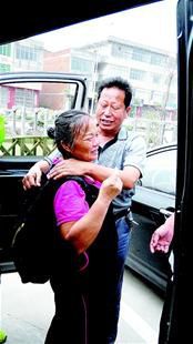 離別時，沈愛蘭（左）擁抱救命恩人李春富