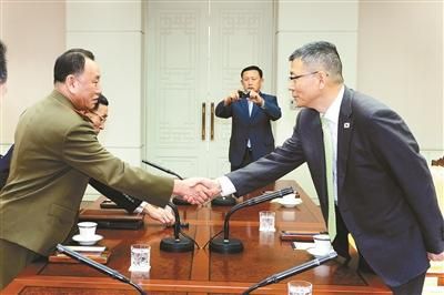 10月15日，韓國國防部國防政策室室長柳濟升和朝鮮人民武裝力量部偵查總局局長金英哲分別率團出席板門店