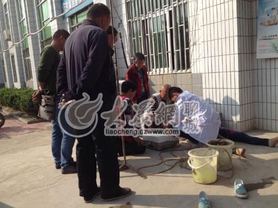 醫(yī)生正在對(duì)女嬰舅媽進(jìn)行現(xiàn)場(chǎng)洗胃處理 醫(yī)生正在對(duì)女嬰舅媽進(jìn)行現(xiàn)場(chǎng)洗胃處理