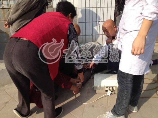 醫(yī)生正在對(duì)女嬰舅媽進(jìn)行現(xiàn)場(chǎng)洗胃處理 醫(yī)生正在對(duì)女嬰舅媽進(jìn)行現(xiàn)場(chǎng)洗胃處理