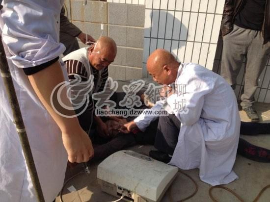 醫(yī)生正在對(duì)女嬰舅媽進(jìn)行現(xiàn)場(chǎng)洗胃處理 醫(yī)生正在對(duì)女嬰舅媽進(jìn)行現(xiàn)場(chǎng)洗胃處理