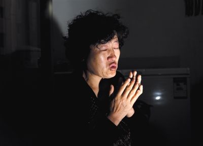 昨日,呼格吉勒圖的媽媽尚愛云在內(nèi)蒙古呼市家中講述這些年來的上訪經(jīng)歷。本版圖片/新京報(bào)記者 郭鐵流