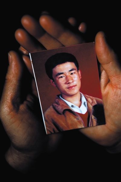 尚愛云捧著兒子的照片。