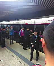 昨日18時(shí)57分，北京地鐵5號線惠新西街南口一女子遭遇不幸。昨晚9時(shí)記者在中日友好醫(yī)院發(fā)現(xiàn)女子已不幸身亡，女子遇險(xiǎn)是被夾在安全門和地鐵門中間，列車啟動后掉下站臺。