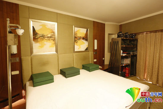 雖然在五星級(jí)飯店房間駐守，但武警官兵自帶被褥及生活用品，將兩張單人床拼成三人通鋪使用。