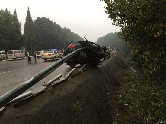 瘋狂途觀撞人逃逸又惹禍，一家四口殞命車輪