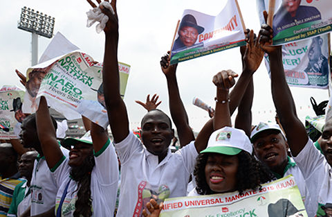 11日，喬納森總統(tǒng)的支持者在集會(huì)現(xiàn)場(chǎng)。