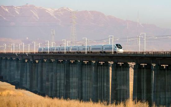 11月16日，從烏魯木齊南站首發(fā)的D8602次列車駛往哈密。