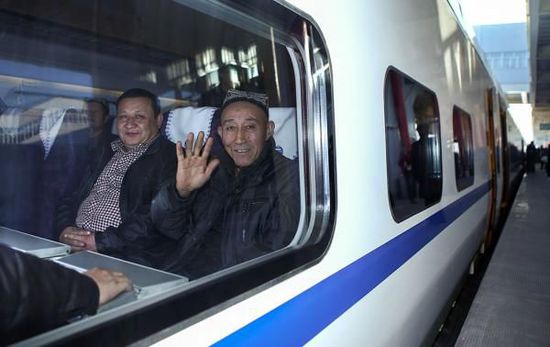 11月16日，旅客乘坐從烏魯木齊南站首發(fā)的D8602次列車。