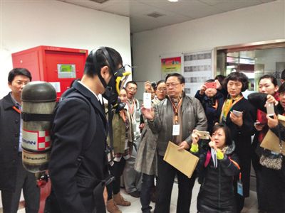 昨天，地鐵4號線北京南站站，地鐵工作人員為人大代表演示應急氧氣瓶佩戴方式。新京報記者
