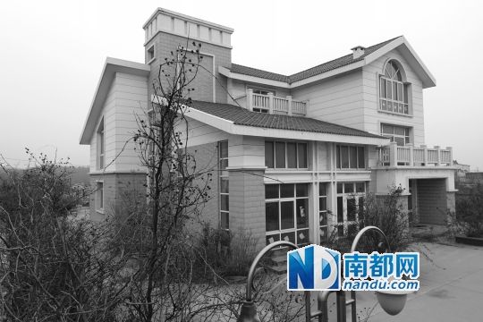 　馬超群在赤土山村村委會旁的別墅，就是以“自來水維護(hù)站”的名義拿的地。