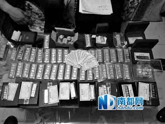 　馬超群家中金條清點現(xiàn)場。