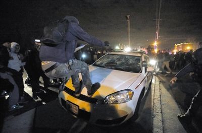 11月24日，圣路易斯市，示威者得知涉案警察被免予起訴消息后表達(dá)不滿?！? width=