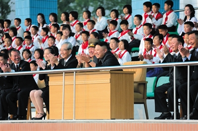 5月2日，金正恩與金與正（前排左二）一起觀看比賽。