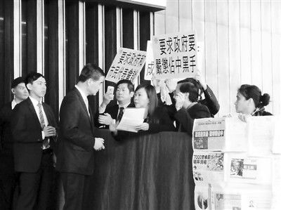 撐警大聯(lián)盟召集人李偲嫣2日到特首辦請愿，要求政府嚴(yán)厲處置“占中三子”和“雙學(xué)”的代表。