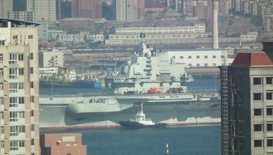 青島軍港周圍高樓林立，一睹遼寧號真容只需要一個(gè)好天氣（資料圖片）