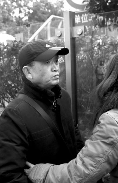 受害人黃洋的父親黃國強準備進入法院。