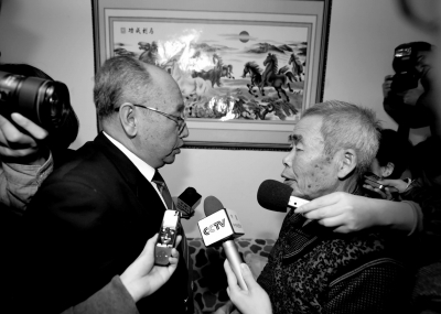 15日，內(nèi)蒙古高院副院長(zhǎng)趙建平（左）帶隊(duì)向呼格吉勒?qǐng)D父母送達(dá)再審法律文書。