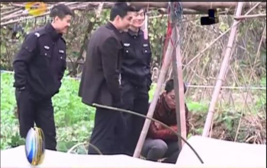 一個見習(xí)警官，一個二級警司，和一個便衣人員站在菜地里笑。