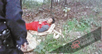 在草叢中睡覺的男子竟是名網(wǎng)上逃犯。