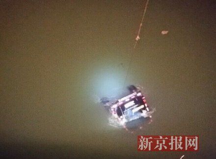 運鈔車打撈現(xiàn)場。