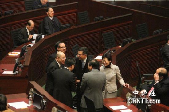 答問大會(huì)之前，港府司局長(zhǎng)等高官聚談（中評(píng)社 鄧冠英攝）