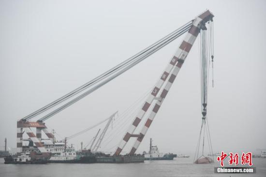  事故沉船已拖至北岸淺水區(qū)域。