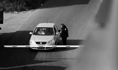 曝西安某路口被設(shè)卡收"掉頭費" 收費3至4元