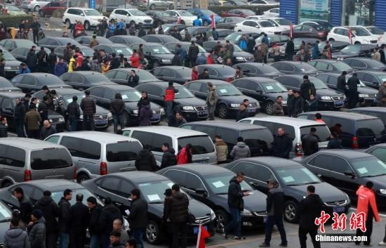 2015年1月25日，首批國家和中央機(jī)關(guān)取消的公務(wù)用車在北京亞運(yùn)村汽車交易市場拍賣。106輛公務(wù)用車