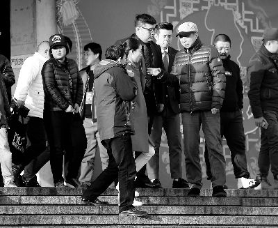 彩排后，高曉攀、尤憲超和不知名女演員聆聽(tīng)馮鞏總結(jié)訓(xùn)話(huà)