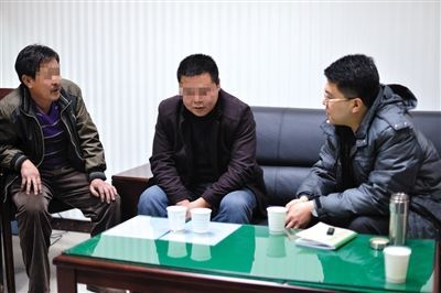 1月7日，陜西省榆林市，國家信訪局第五督查組成員王治鐸（右一）與兩名信訪人約談。 楊凱 攝