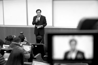 2月8日，在臺北福華會館，復(fù)興航空代表劉忠繼向媒體介紹家屬說明會溝通情況。新華社發(fā)